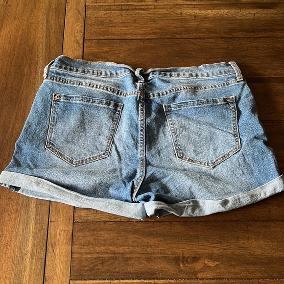 Old Navy Boyfriend Jean shorts. Sz 10 - Picture 2 of 2